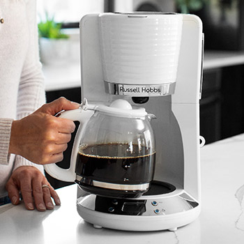 https://s7cdn.spectrumbrands.com/~/media/SmallAppliancesUS/Russell%20Hobbs/Images/Products/Coffee%20and%20Tea%20Kettles/CM4300WD%20Coventry%20Coffeemaker%20White/Ext%20content/CM4300WRPausePour.jpg