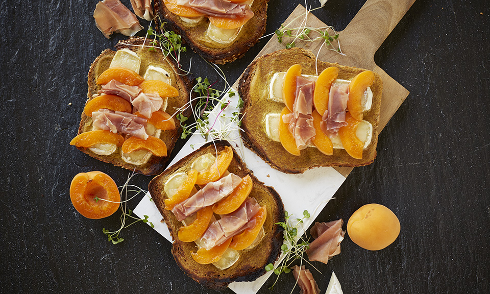 apricot prosciutto brie toast recipe russell hobbs
